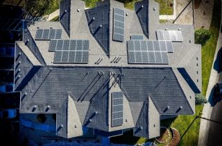 casa con placas solares